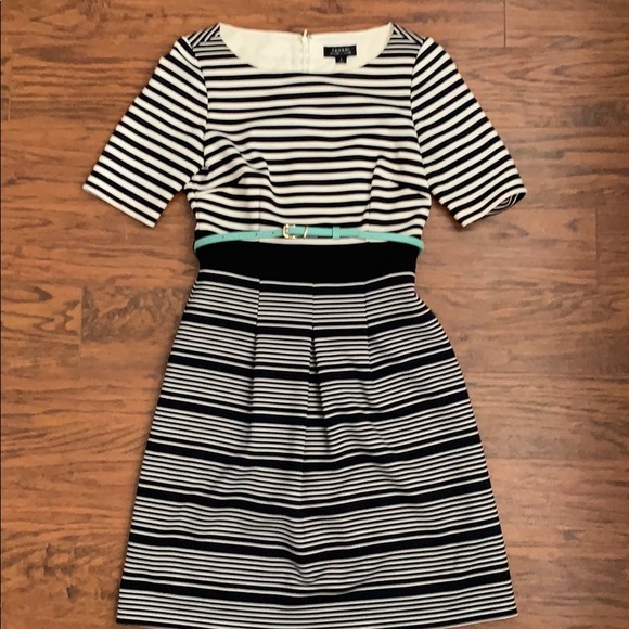Tahari Dresses & Skirts - TAHARI stripe, short sleeve, w/ belt & pockets EUC